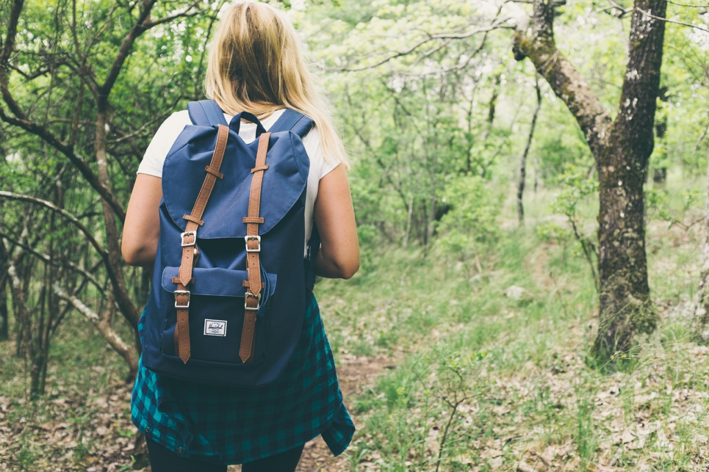 Choisir le Parfait Sac à Dos de Voyage pour Femme